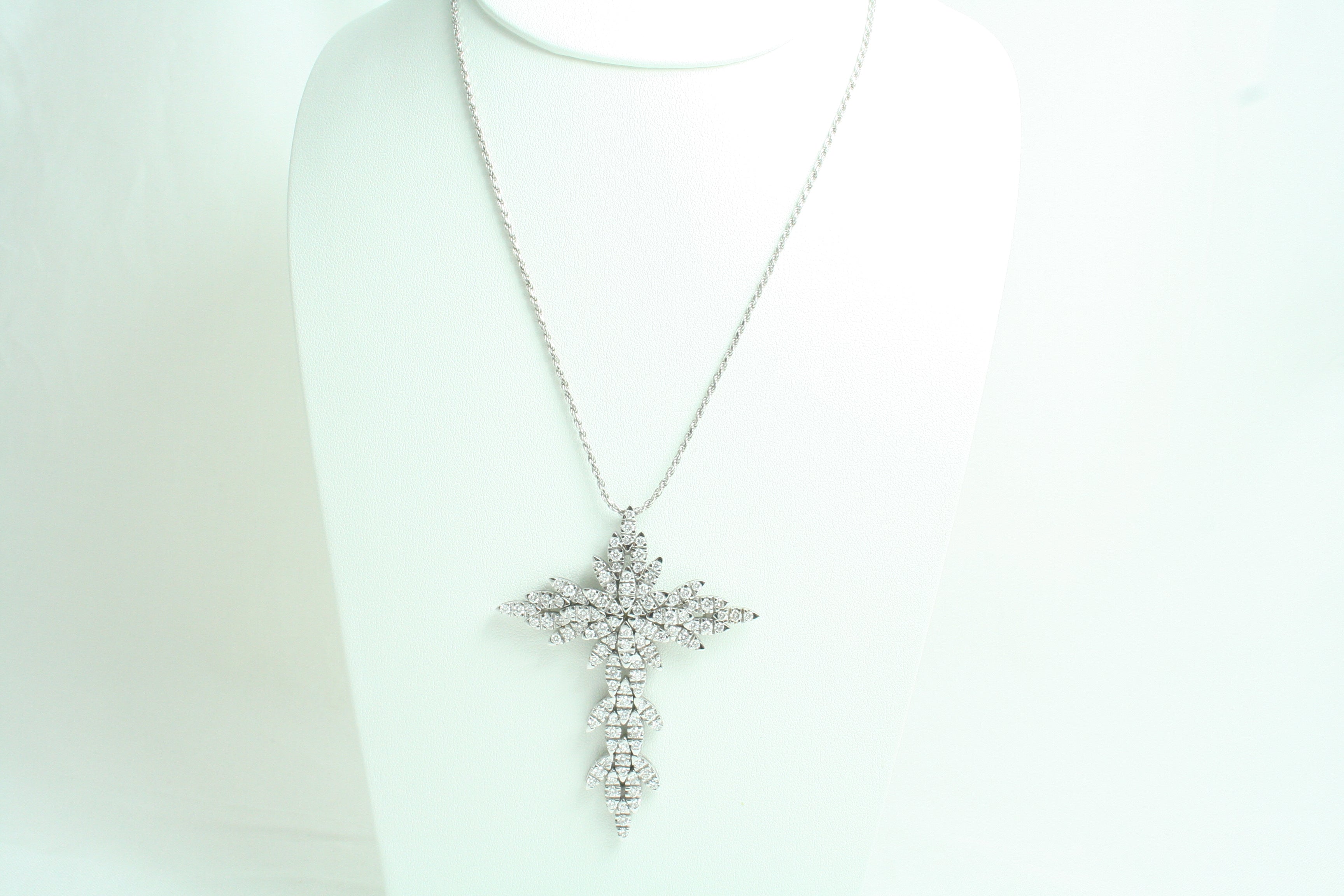 Collana con croce con Diamanti Naturali