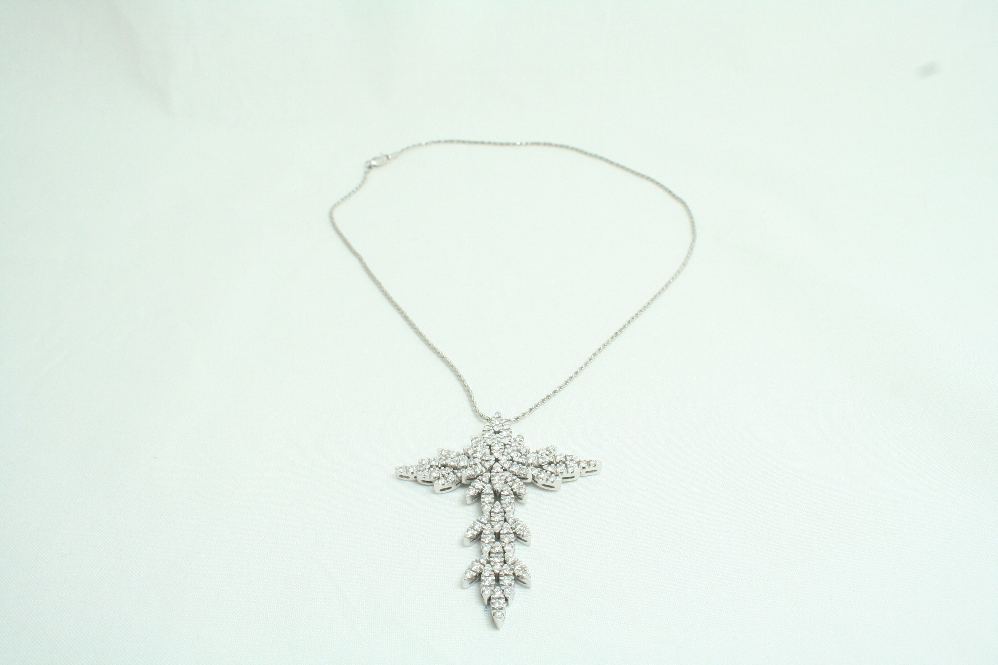 Collana con croce con Diamanti Naturali