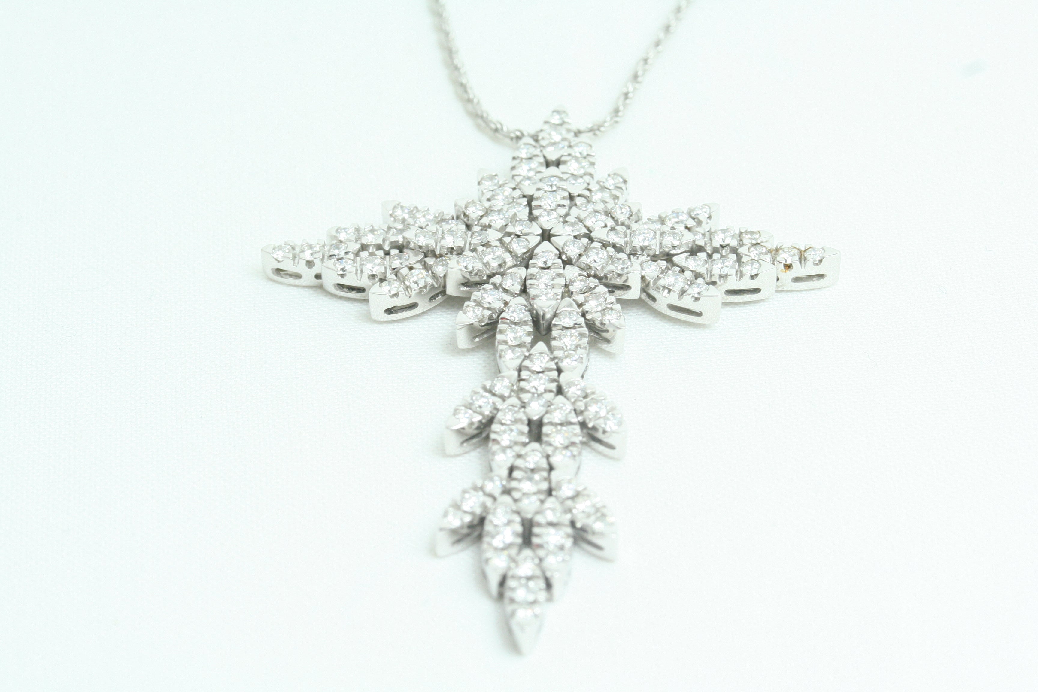 Collana con croce con Diamanti Naturali