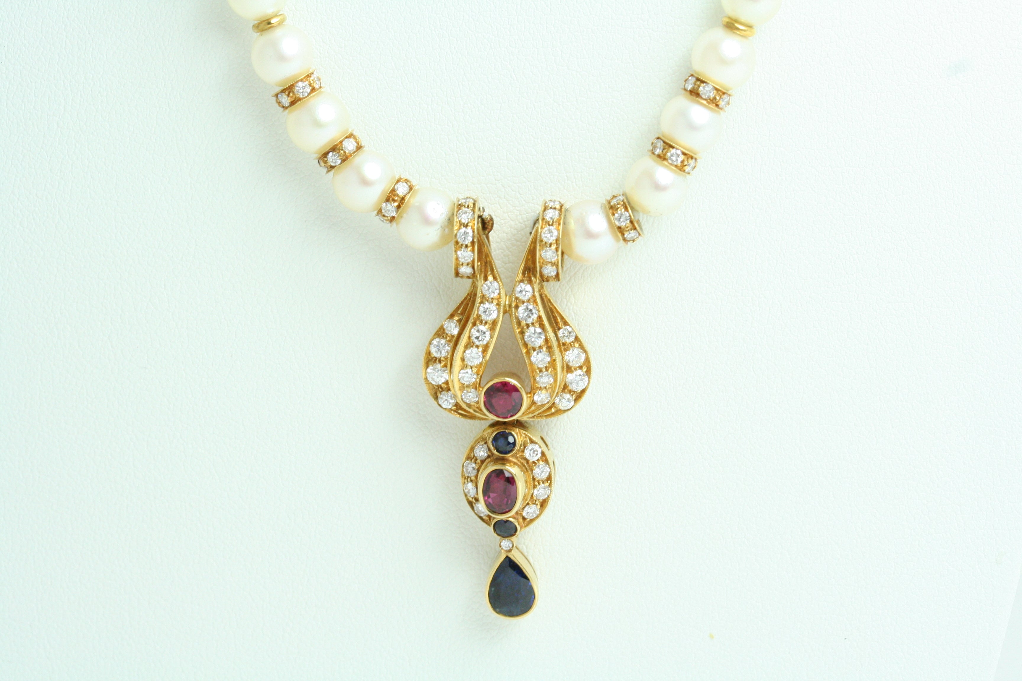 Collana di Perle in Oro Giallo con Diamanti, Rubini e Zaffiri