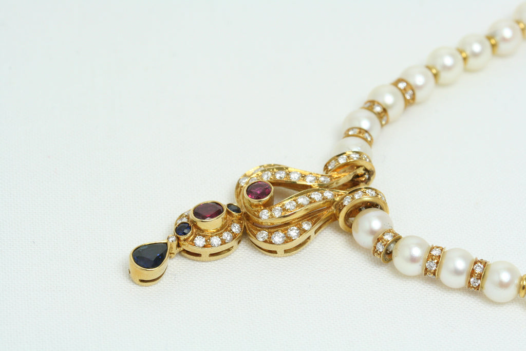 Collana di Perle in Oro Giallo con Diamanti, Rubini e Zaffiri
