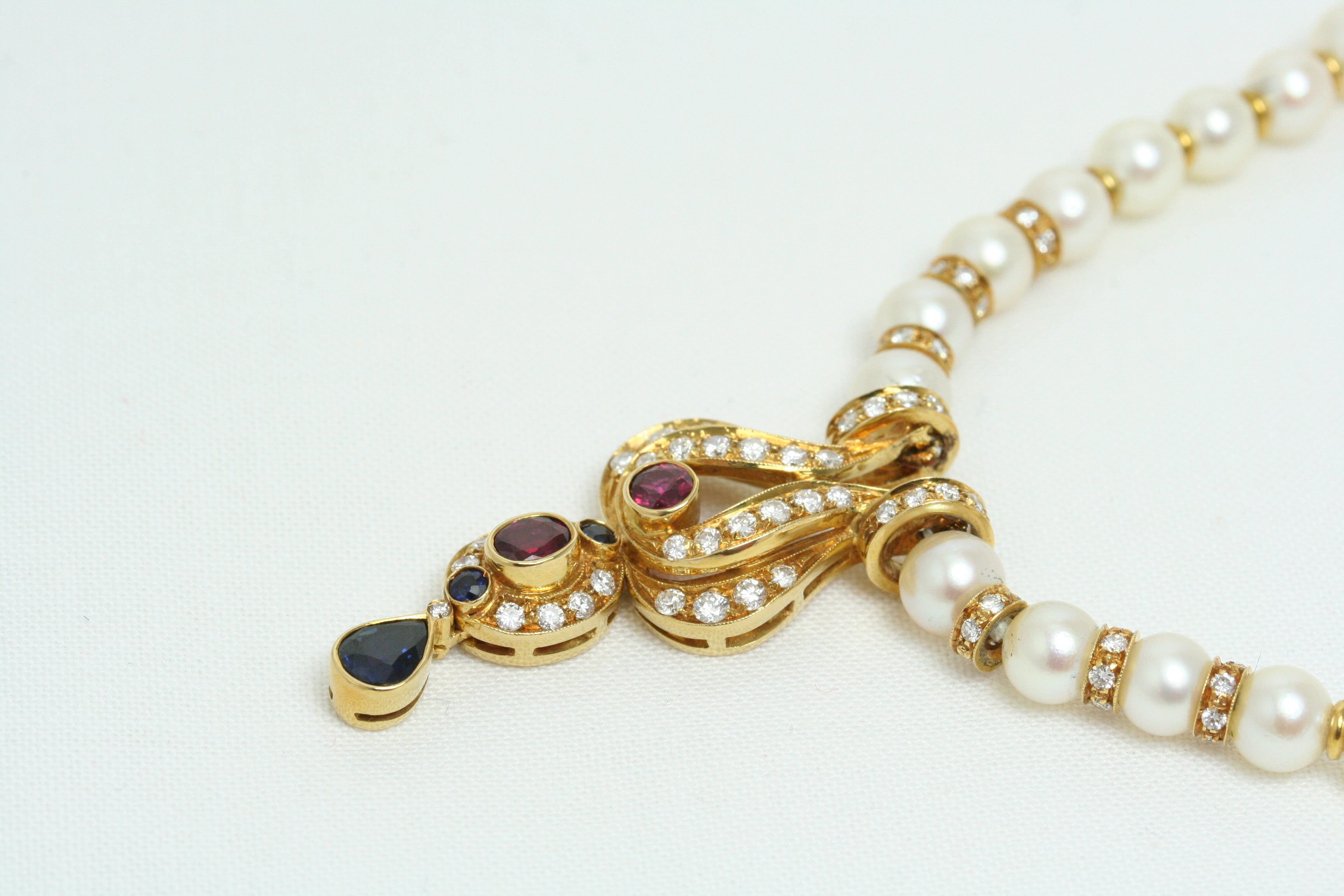 Collana di Perle in Oro Giallo con Diamanti, Rubini e Zaffiri