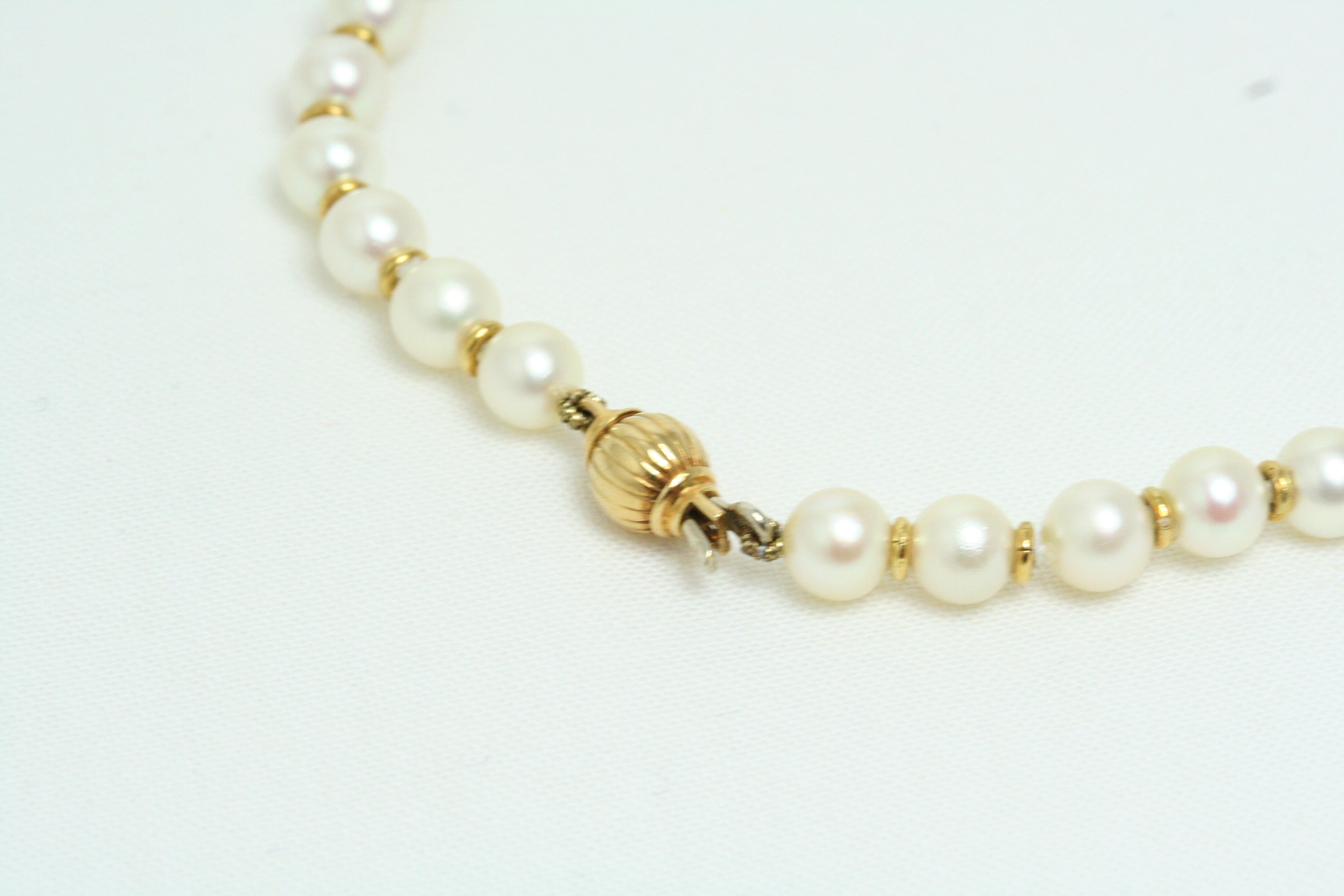 Collana di Perle in Oro Giallo con Diamanti, Rubini e Zaffiri