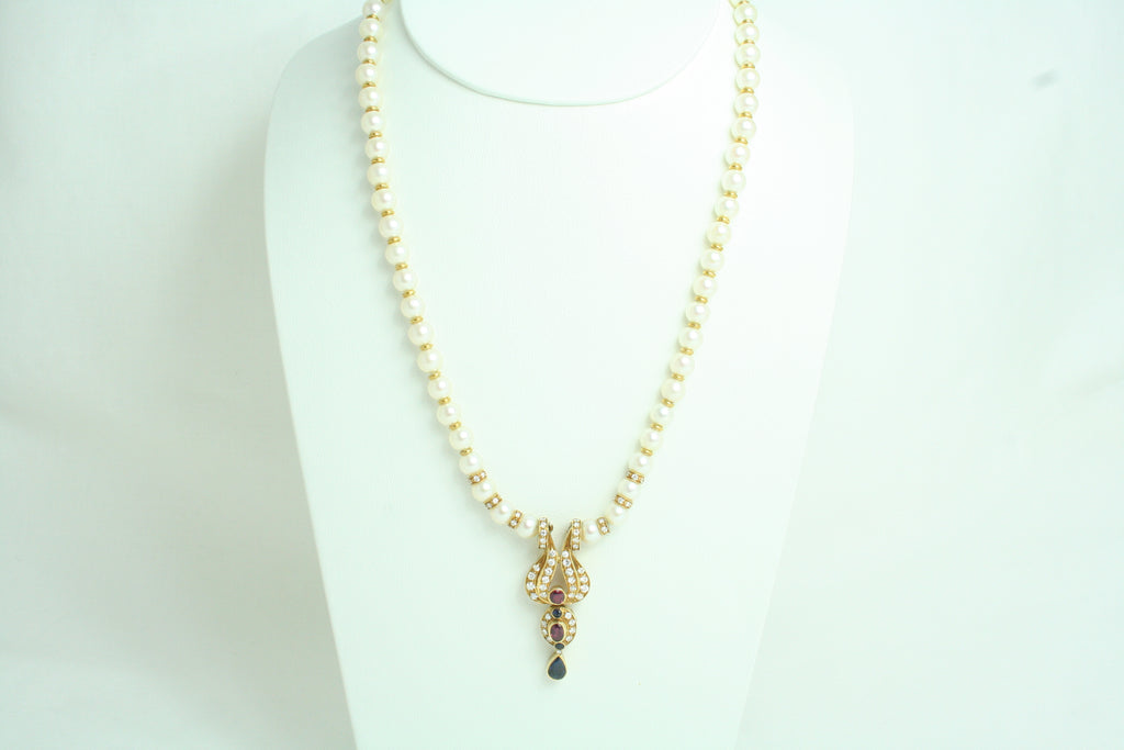 Collana di Perle in Oro Giallo con Diamanti, Rubini e Zaffiri