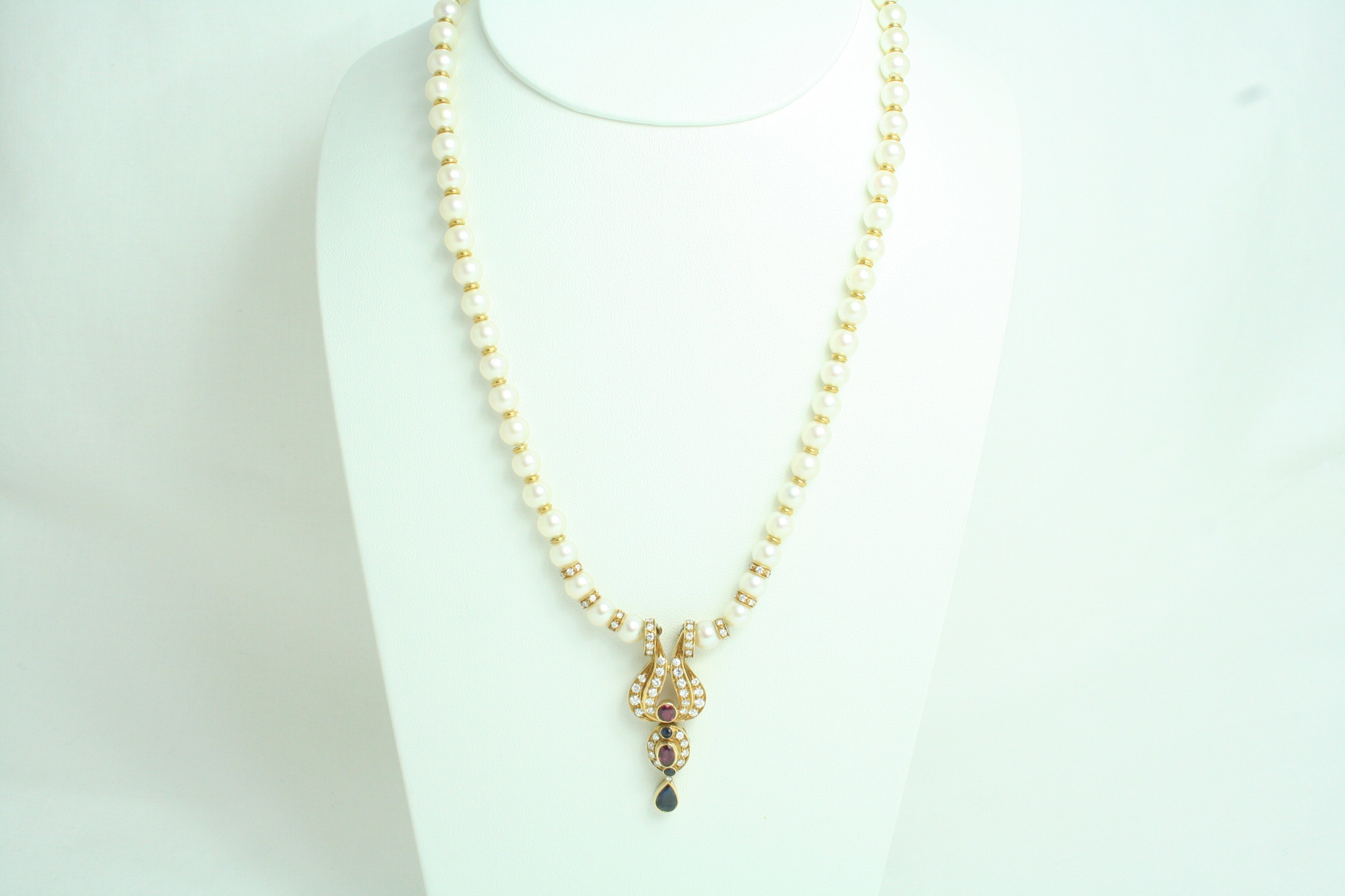 Collana di Perle in Oro Giallo con Diamanti, Rubini e Zaffiri