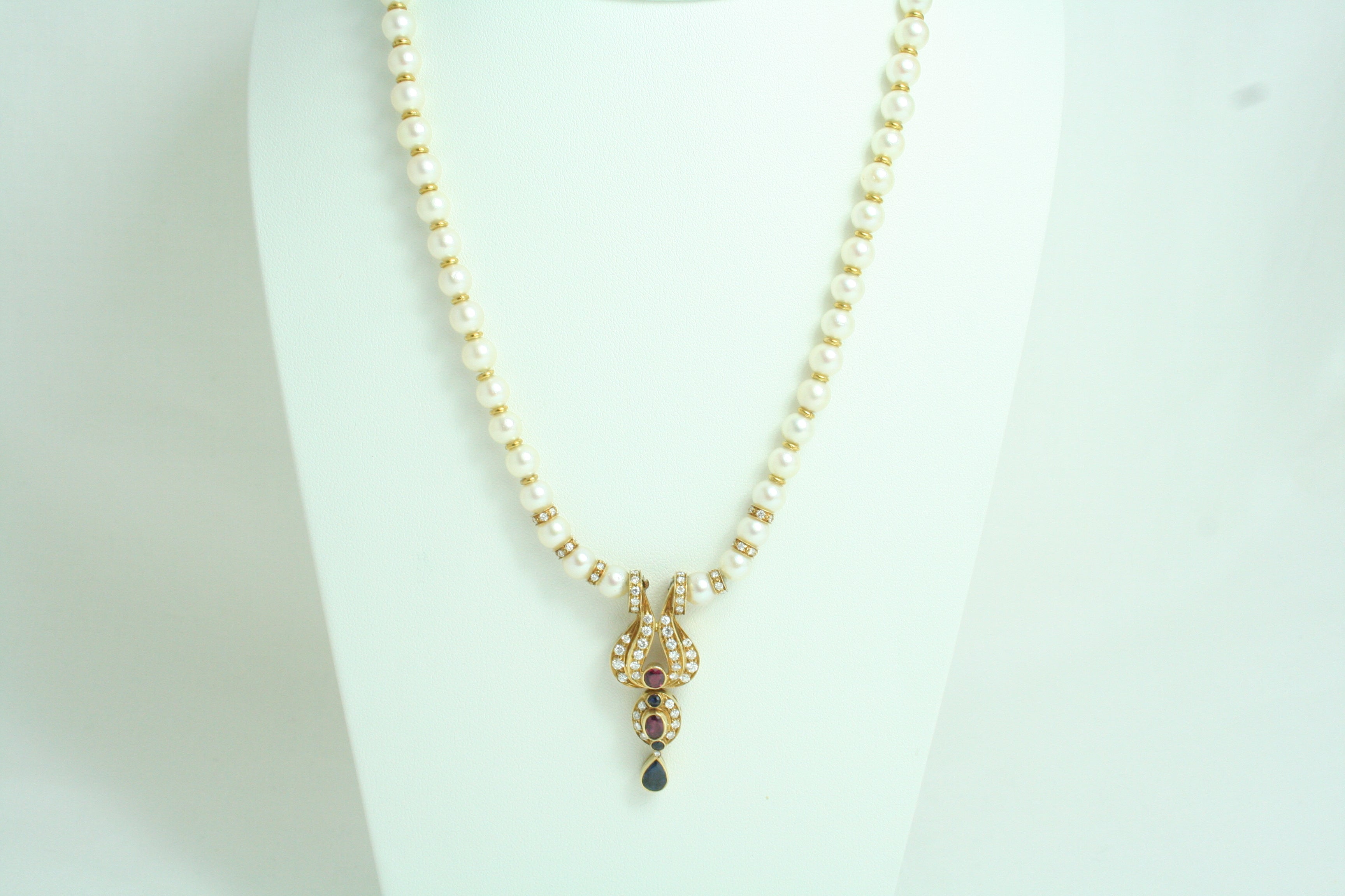 Collana di Perle in Oro Giallo con Diamanti, Rubini e Zaffiri