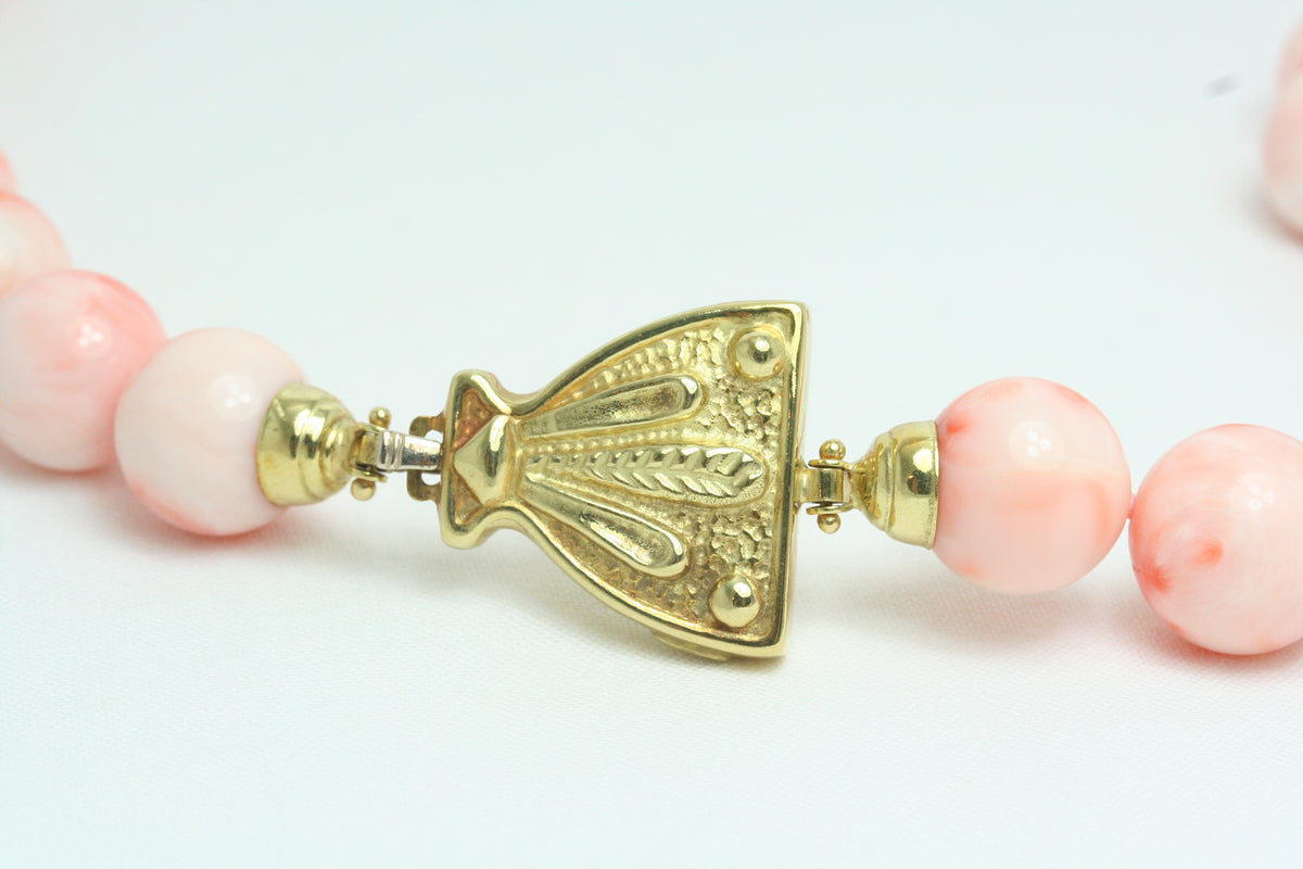 Collana in Corallo rosa con chiusura in Oro Giallo