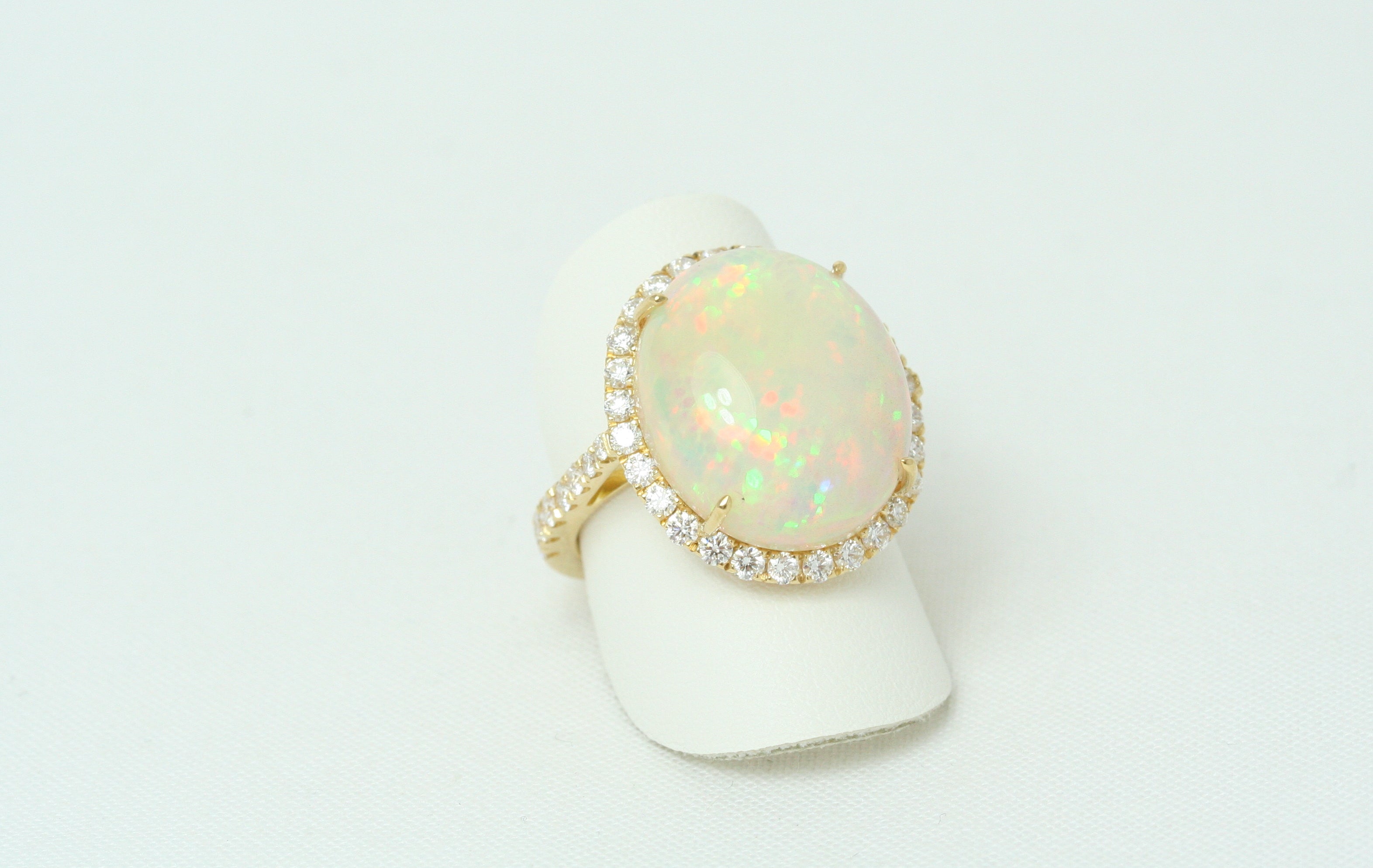 Anello in Oro Giallo, Opale e Diamanti