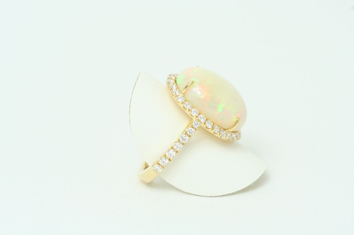Anello in Oro Giallo, Opale e Diamanti