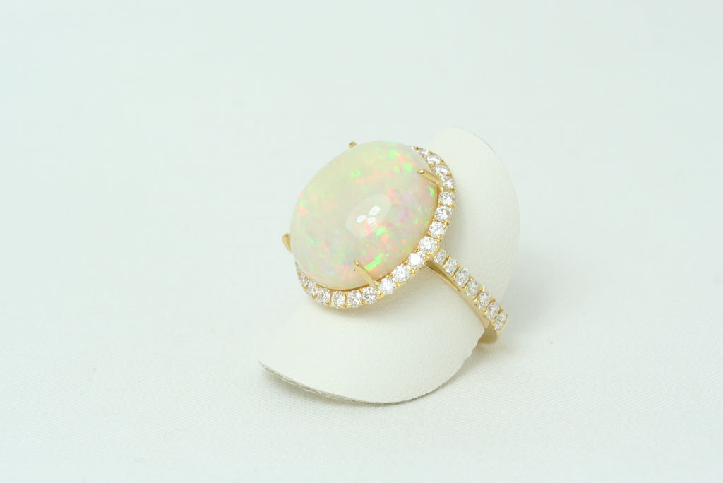 Anello in Oro Giallo, Opale e Diamanti