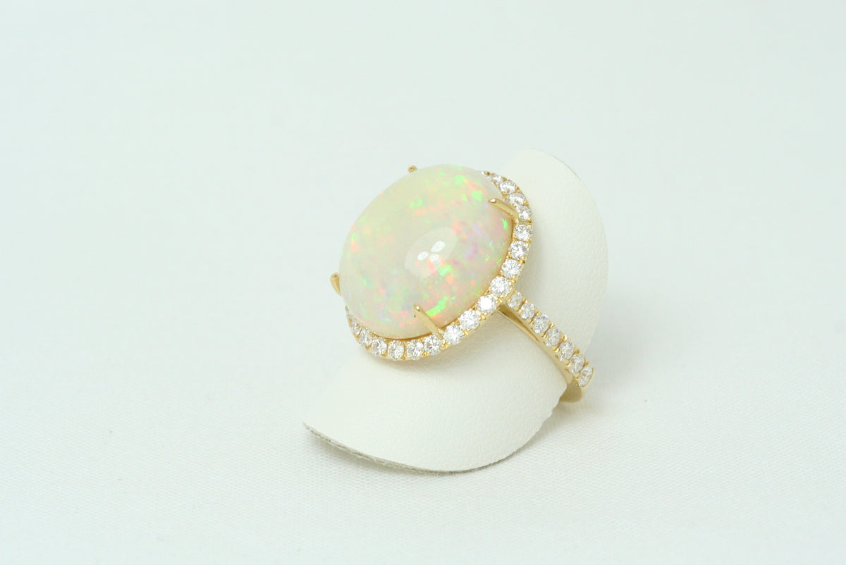 Anello in Oro Giallo, Opale e Diamanti