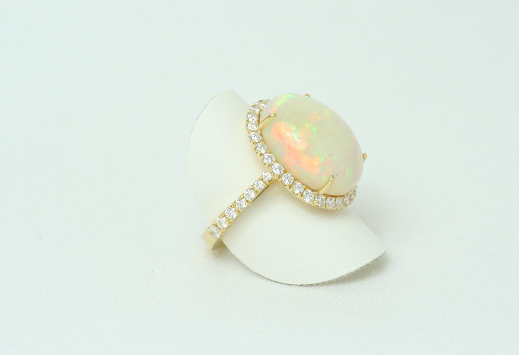 Anello in Oro Giallo, Opale e Diamanti