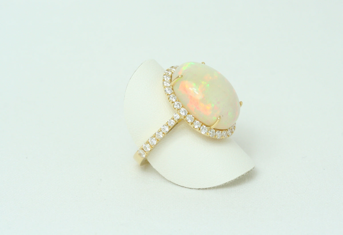 Anello in Oro Giallo, Opale e Diamanti