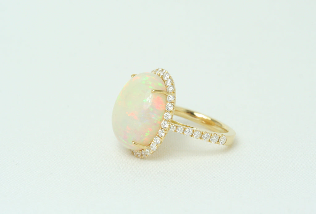 Anello in Oro Giallo, Opale e Diamanti