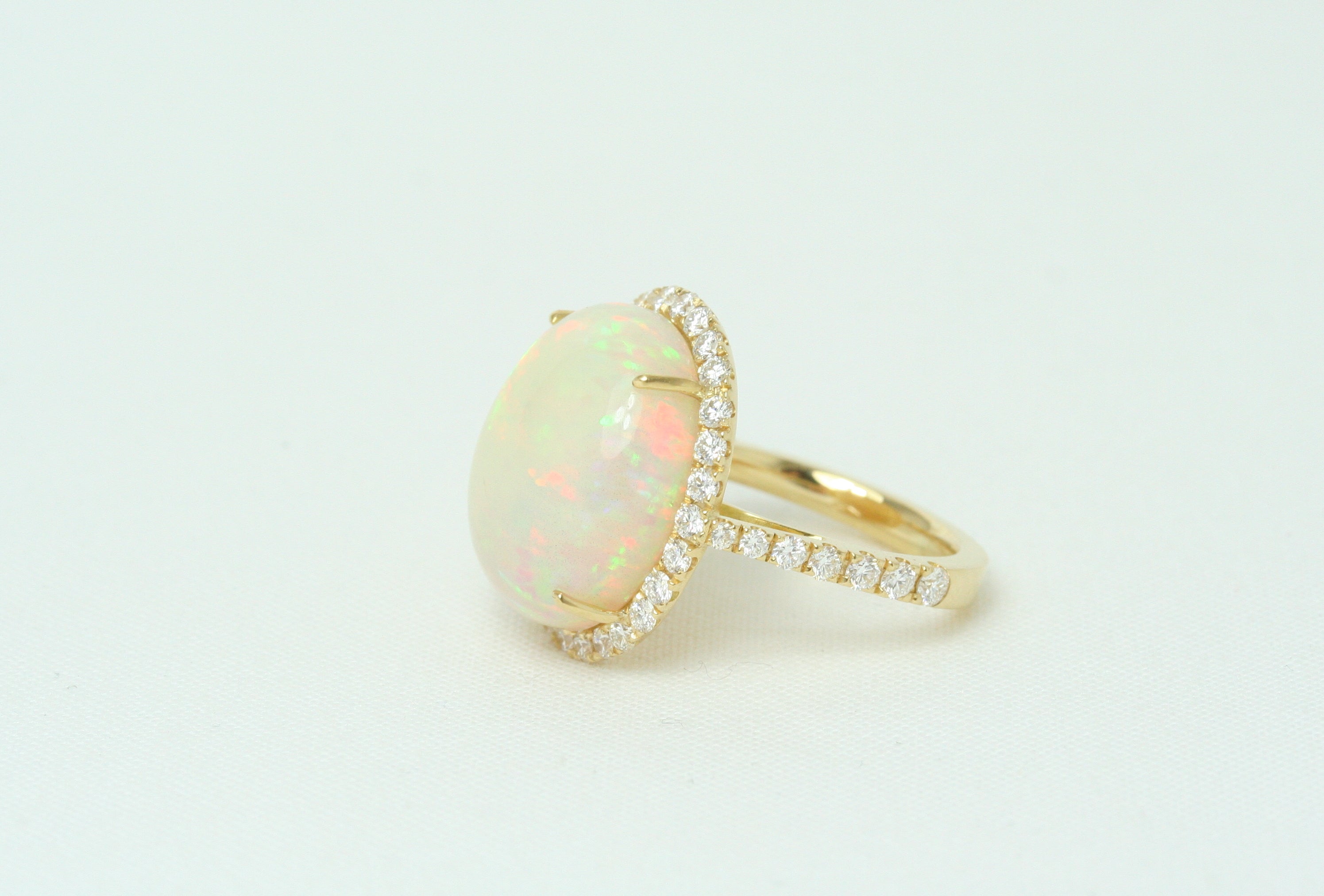 Anello in Oro Giallo, Opale e Diamanti
