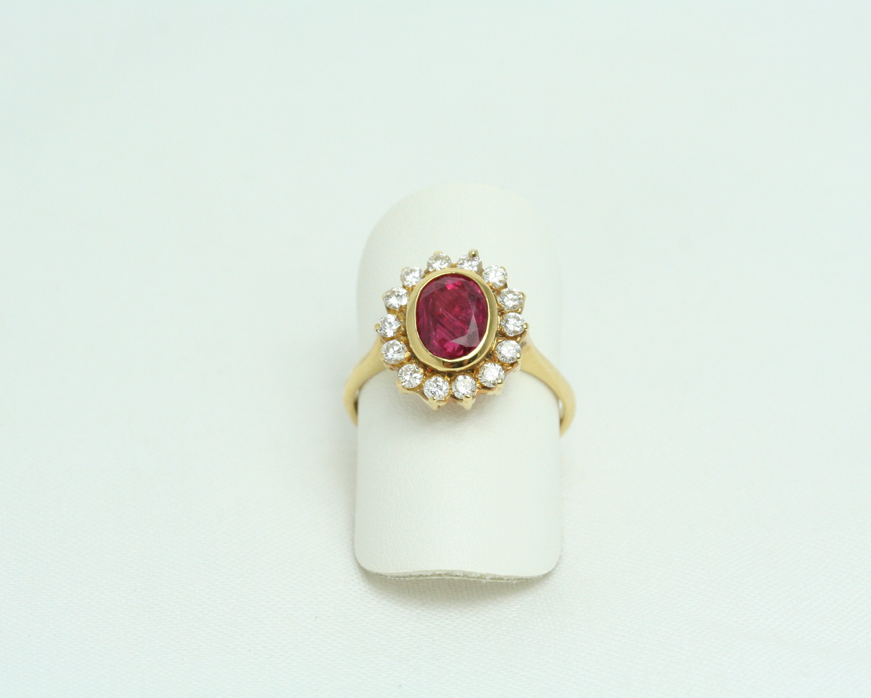 Anello Margherita in Oro Giallo con Rubino e Diamanti 