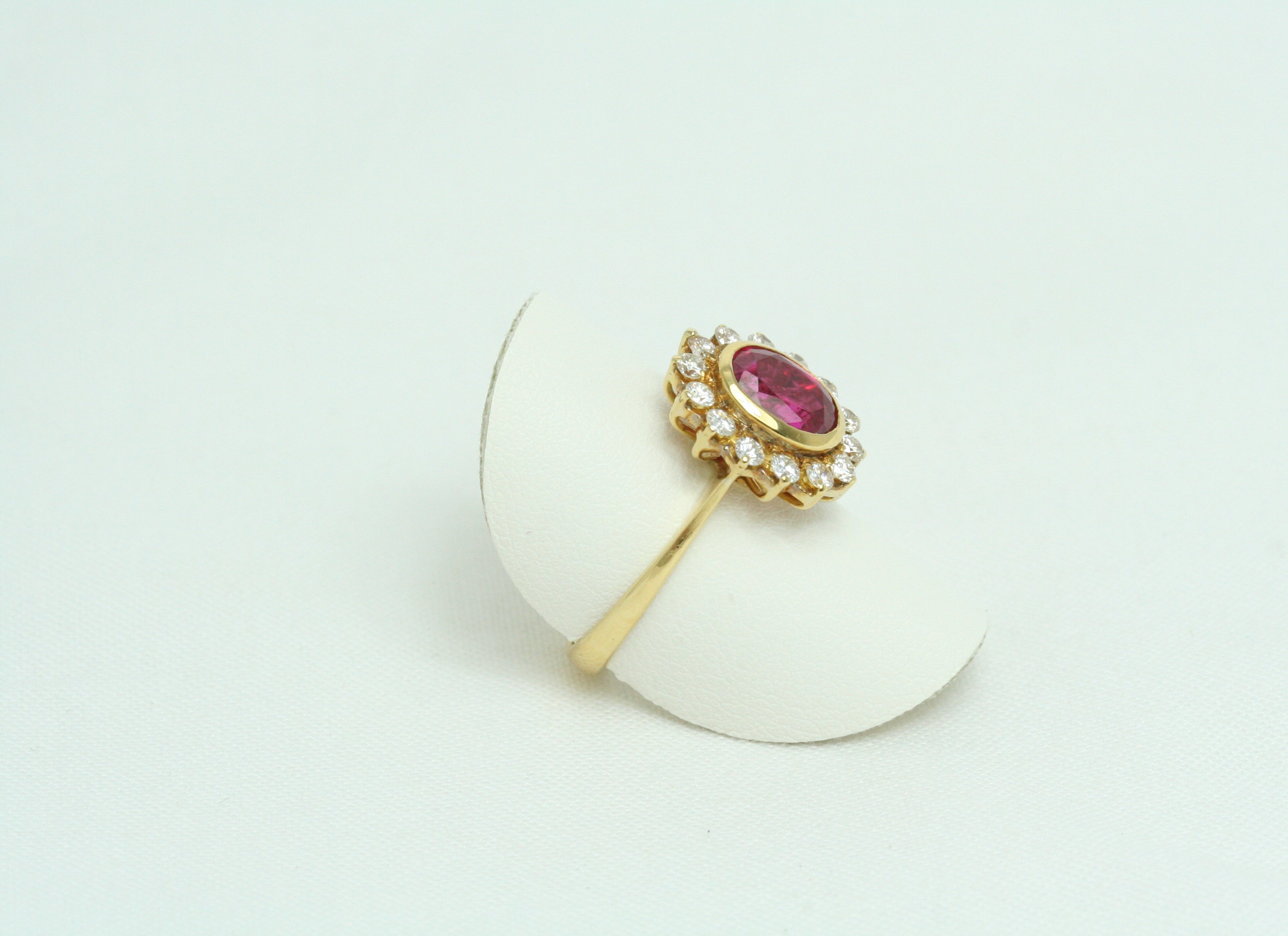 Anello Margherita in Oro Giallo con Rubino e Diamanti 