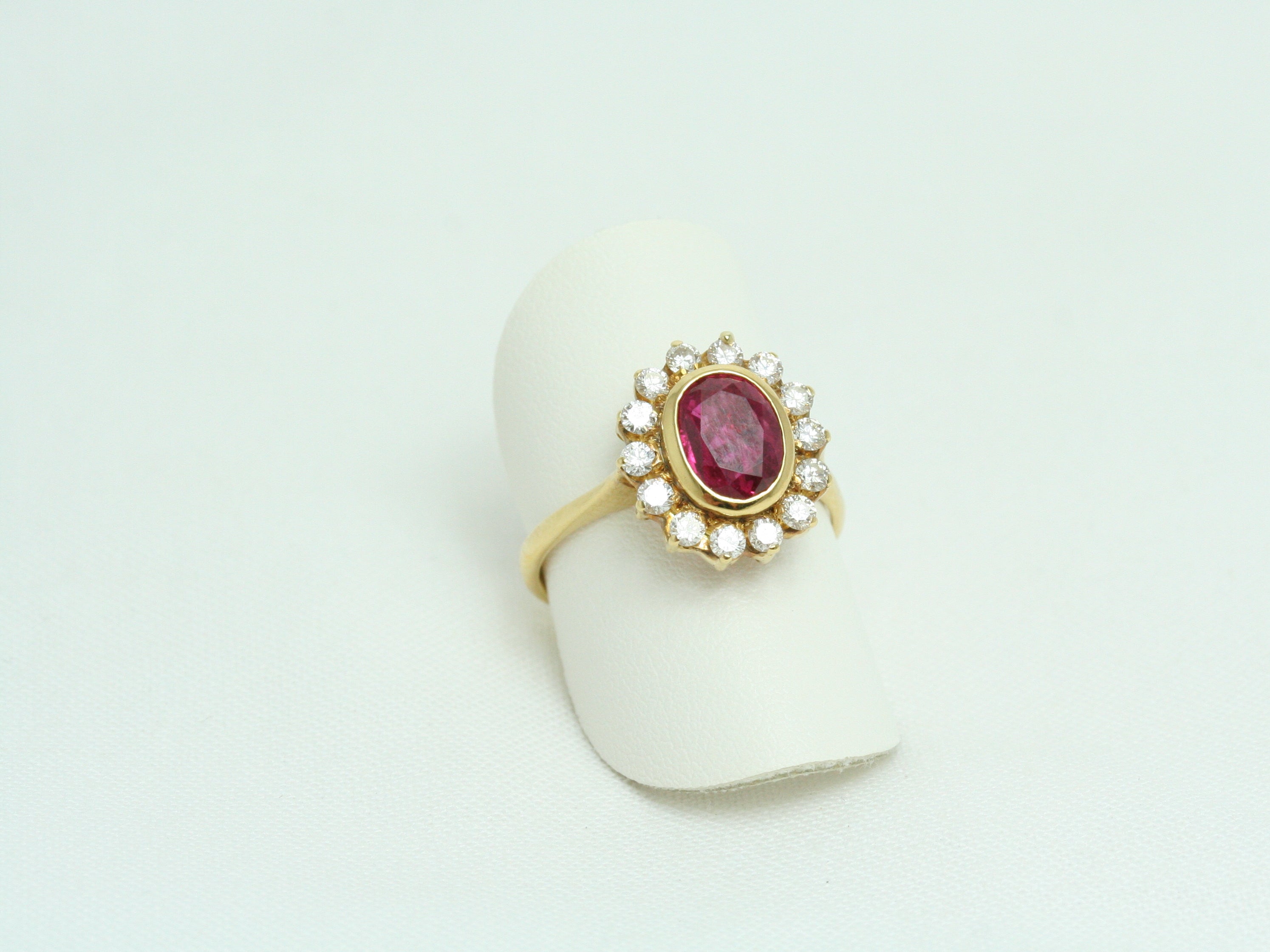 Anello Margherita in Oro Giallo con Rubino e Diamanti 