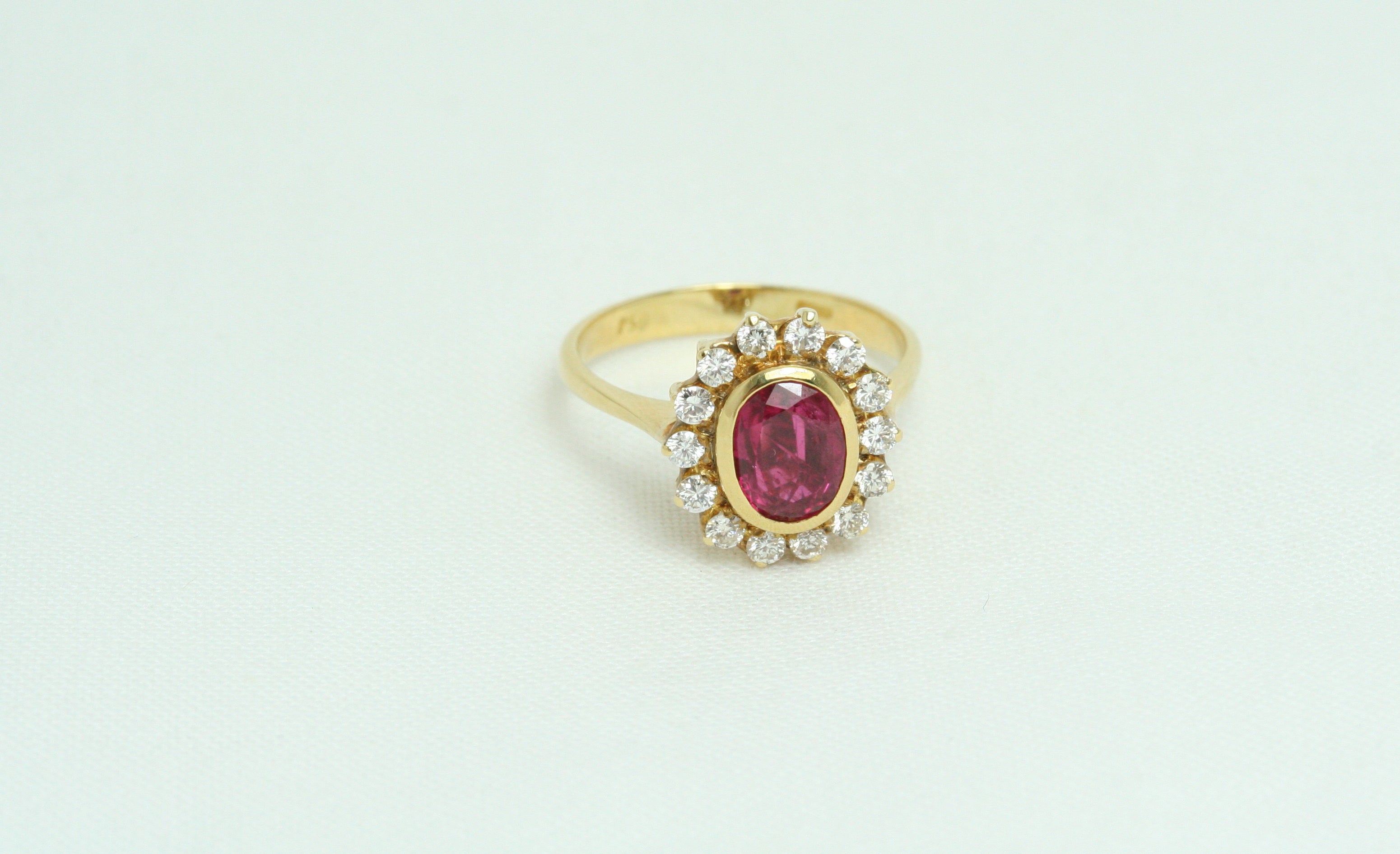 Anello Margherita in Oro Giallo con Rubino e Diamanti 