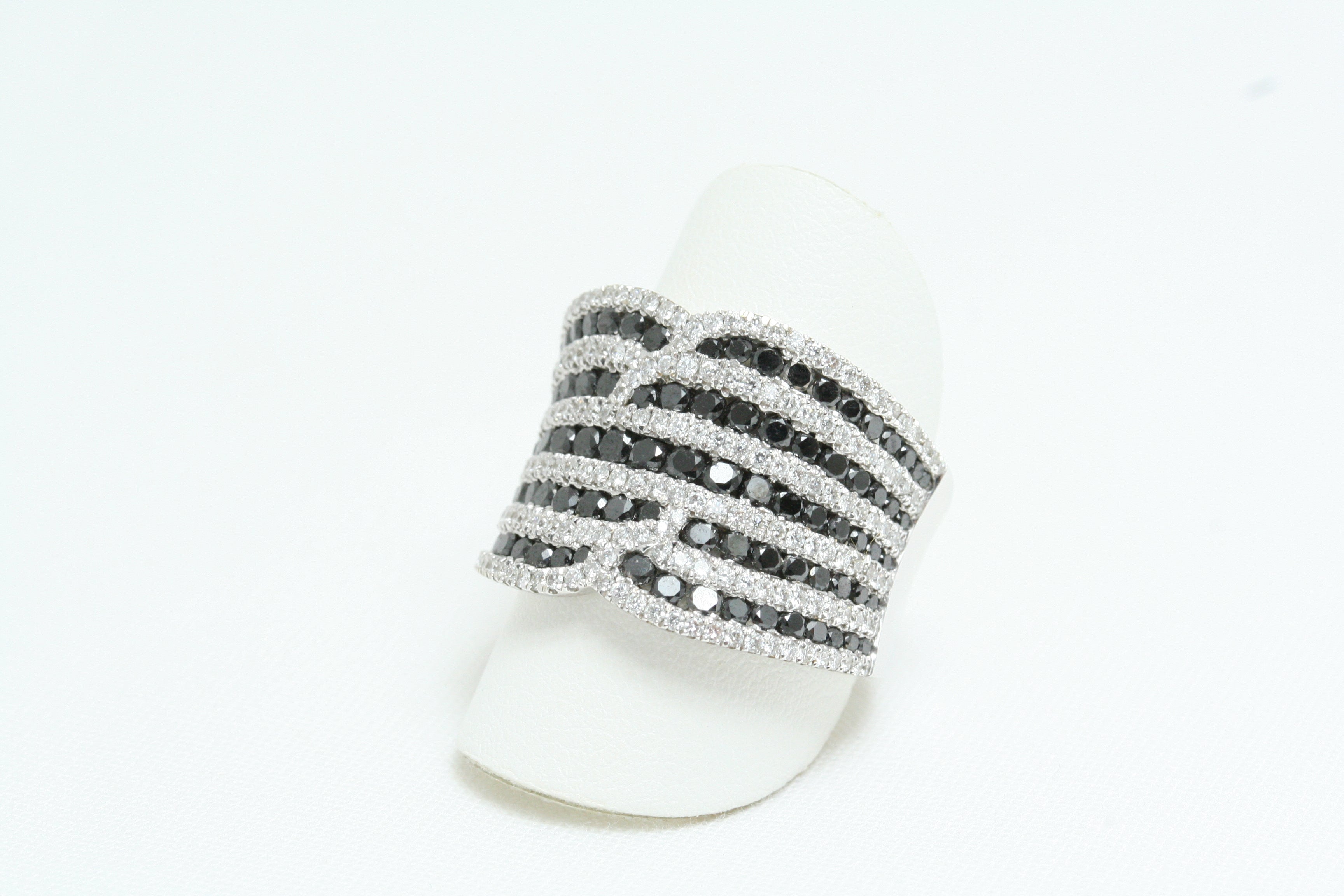 Anello DDonna in Oro Bianco con Diamanti