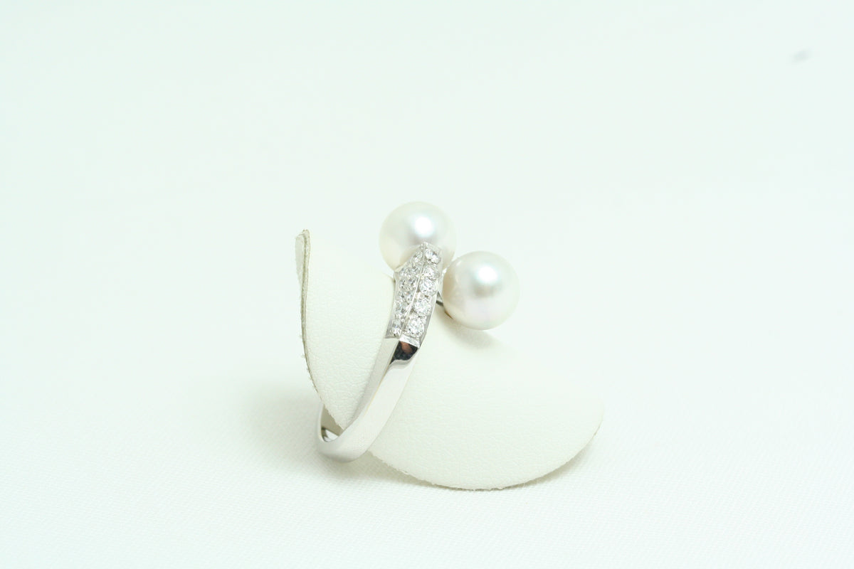 Anello in Oro Bianco Perle e Diamanti